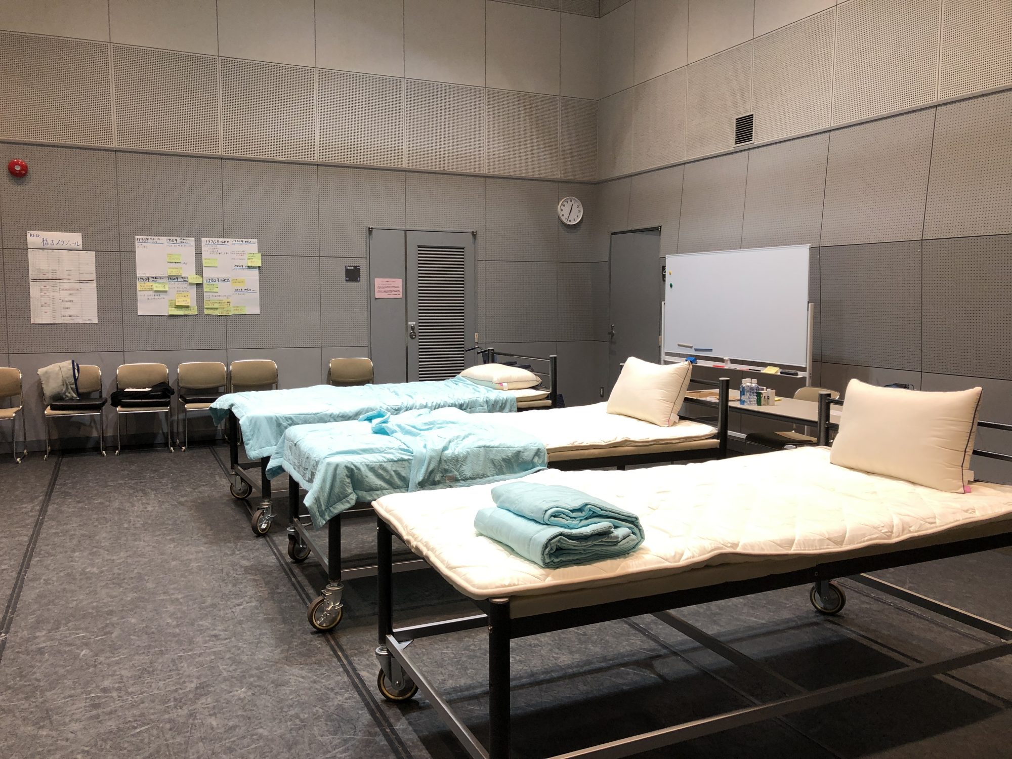 row of 3 Beds empty